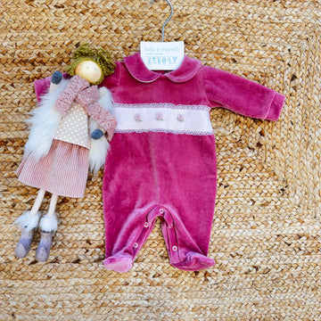 Tutina in ciniglia rosa con fascia a nido d’ape e rose ricamate a mano