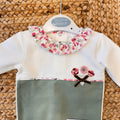 Tutina intera per neonata in caldo cotone con pantalone verde foglia e dettagli floreali.