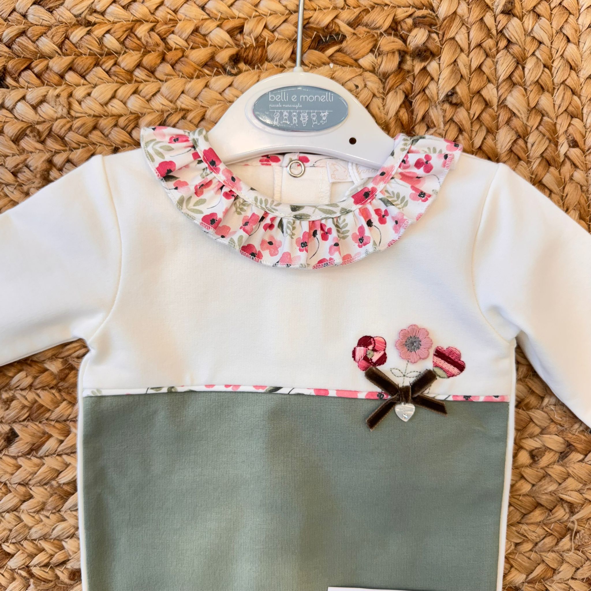 Tutina intera per neonata in caldo cotone con pantalone verde foglia e dettagli floreali.