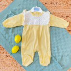 Tutina nascita neonata in cotone giallo pastello con dettagli bon-ton, perfetta per l’uscita dalla clinica e il primo cambio.