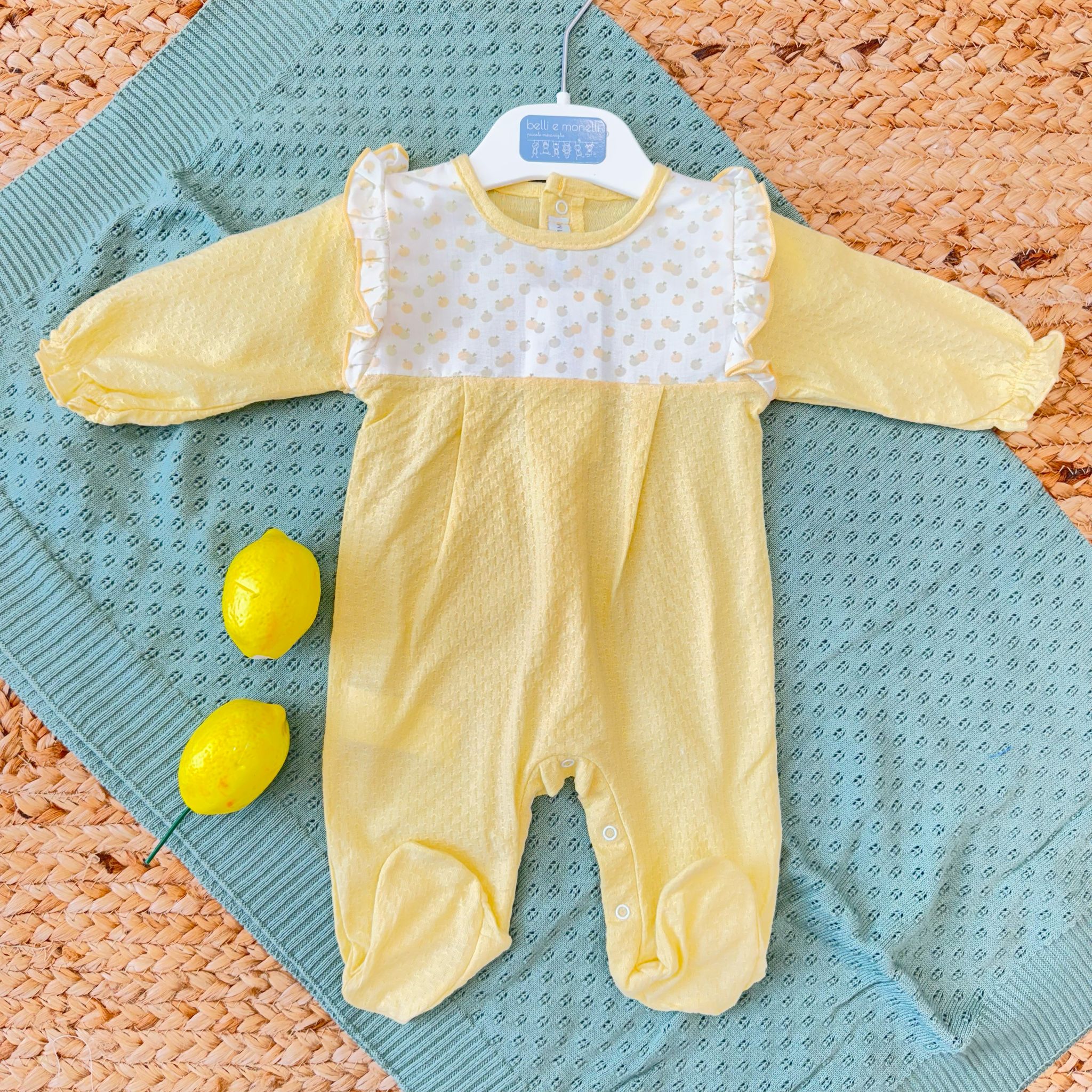 Tutina nascita neonata in cotone giallo pastello con dettagli bon-ton, perfetta per l’uscita dalla clinica e il primo cambio.