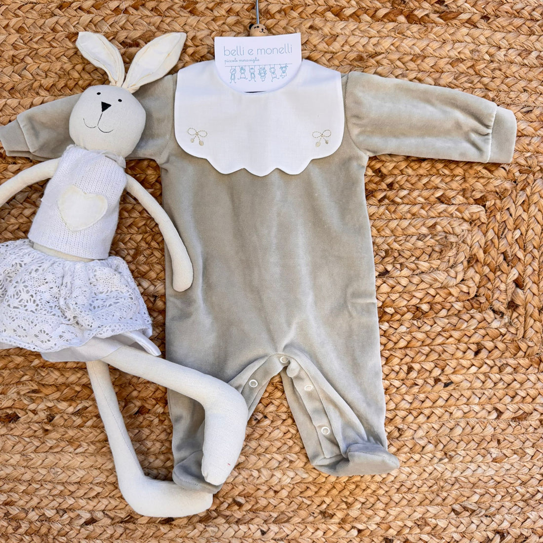 Tutina neonata beige in ciniglia con colletto ricamato