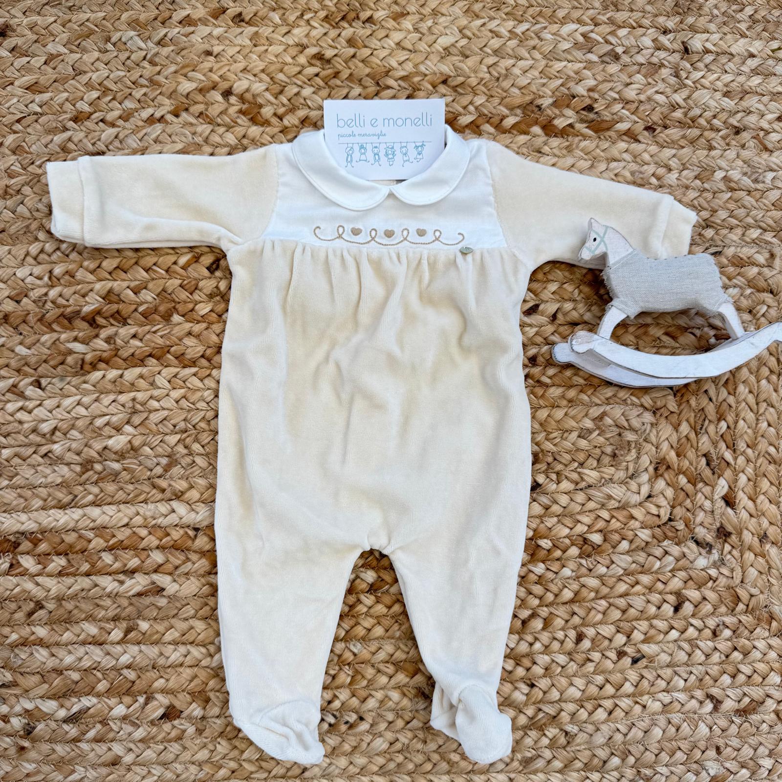 : Tutina neonata in ciniglia panna con colletto bianco e cuori ricamati tono su tono.