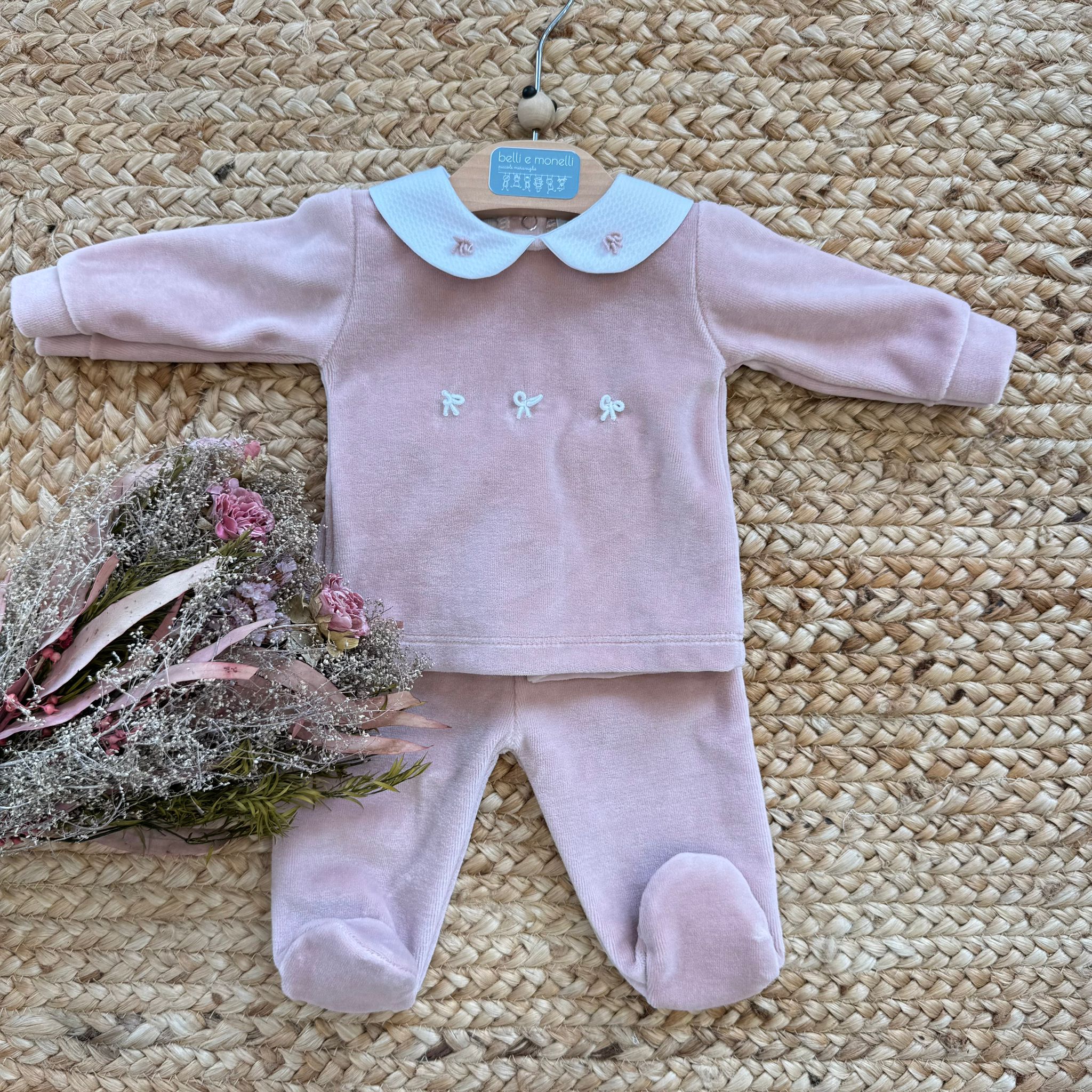 Tutina neonata in ciniglia rosa cipria con colletto bianco e fiocchetti ricamati