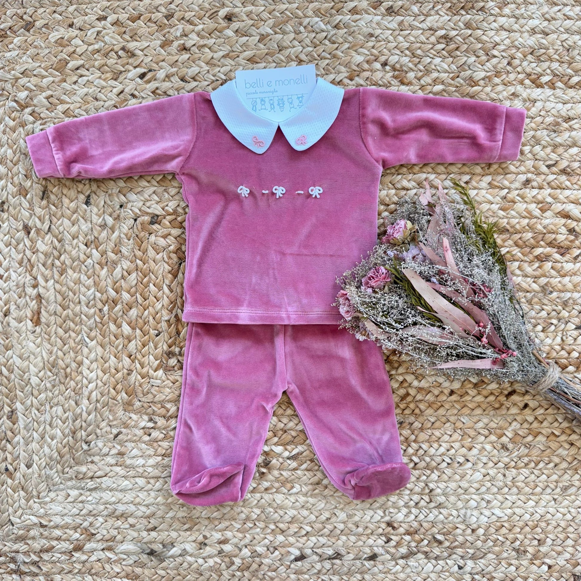 Tutina neonata in ciniglia rosa con colletto bianco e fiocchetti ricamati