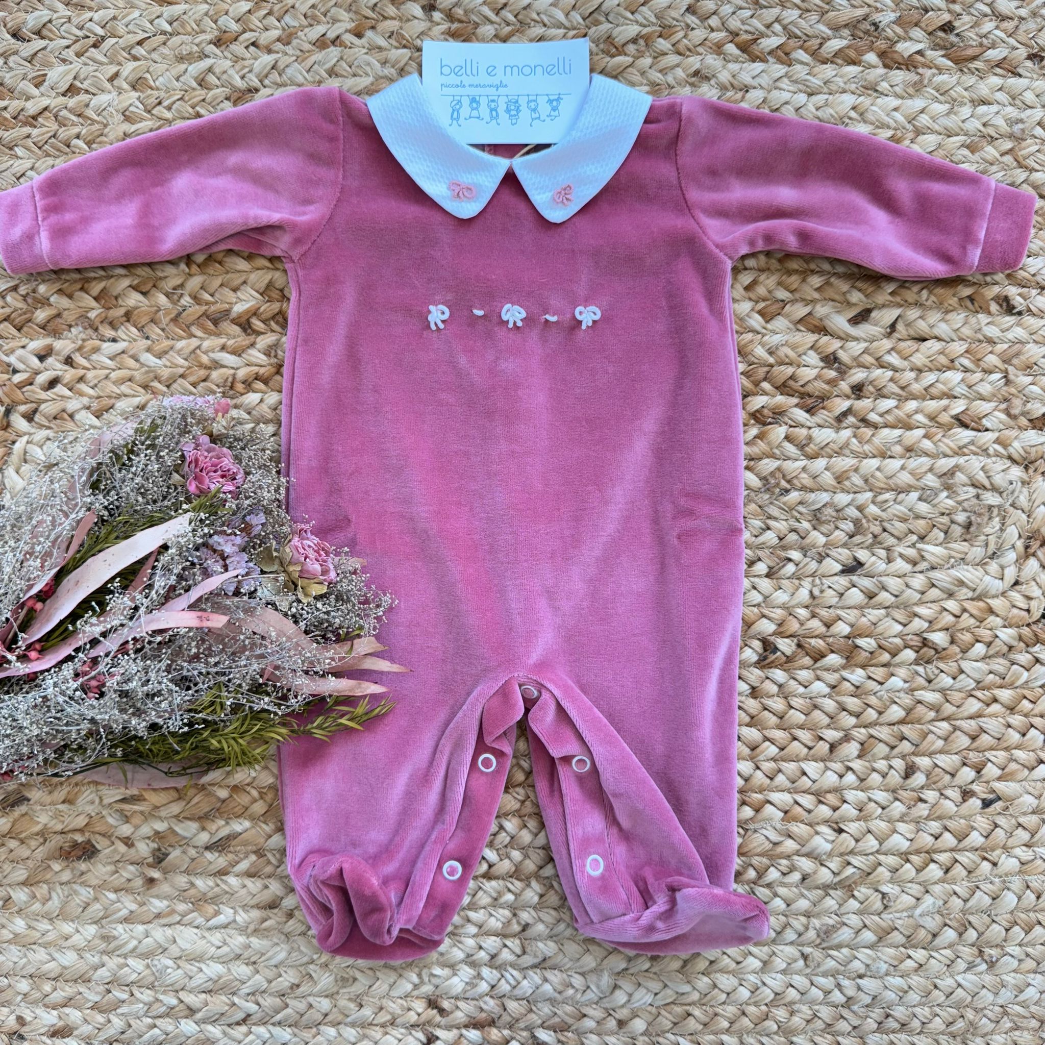 Tutina neonata in ciniglia rosa con colletto bianco e ricami fiocchi