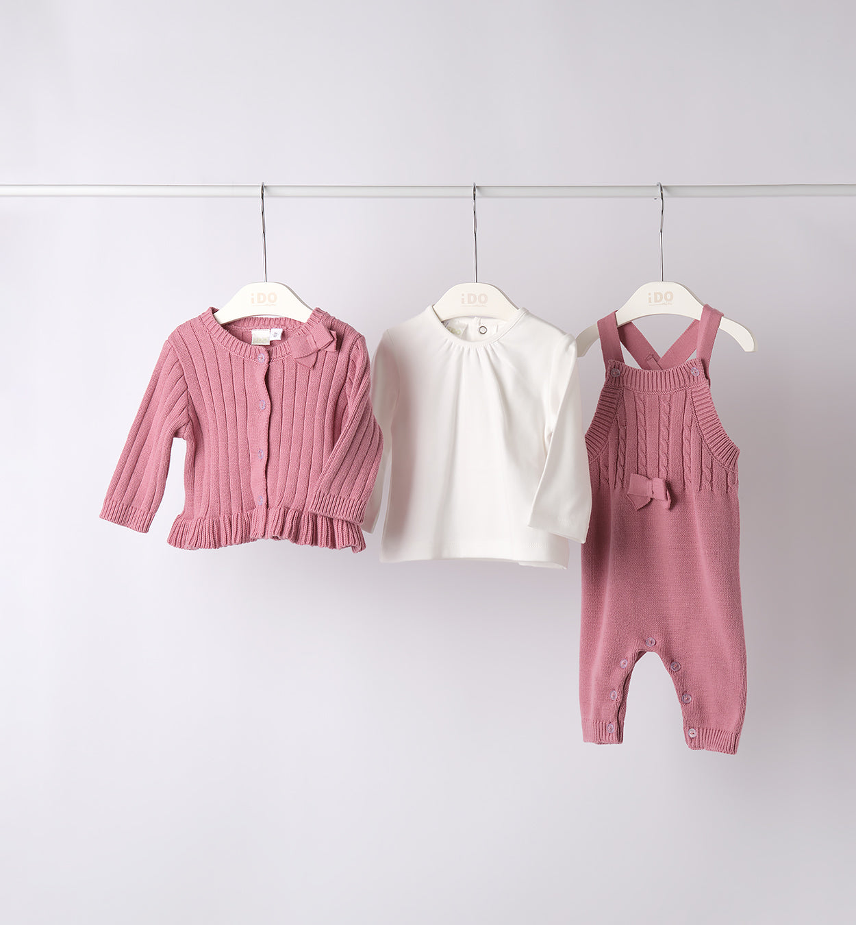 Tutina neonata in maglia rosa con cardigan e blusa