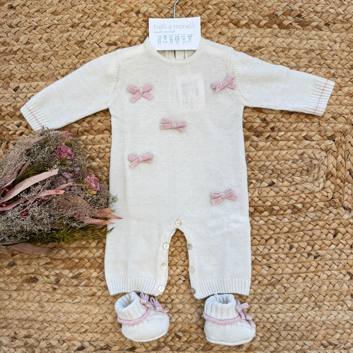 Tutina neonata panna in lana e cashmere con fiocchi rosa e scarpine coordinate