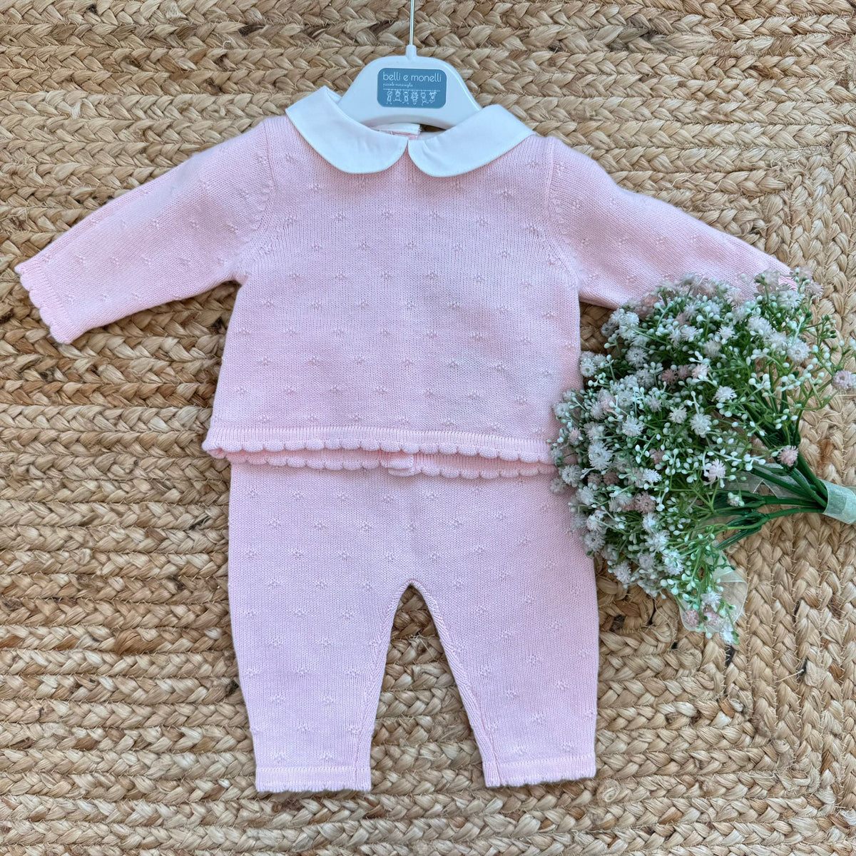 Tutina neonata rosa in caldo cotone con colletto bianco, ideale per set nascita e uscita clinica.