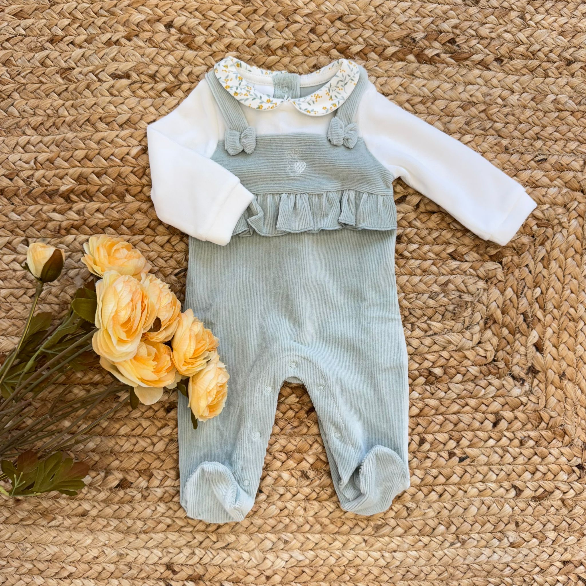 Tutina neonata verde con colletto floreale e fiocchi decorativi