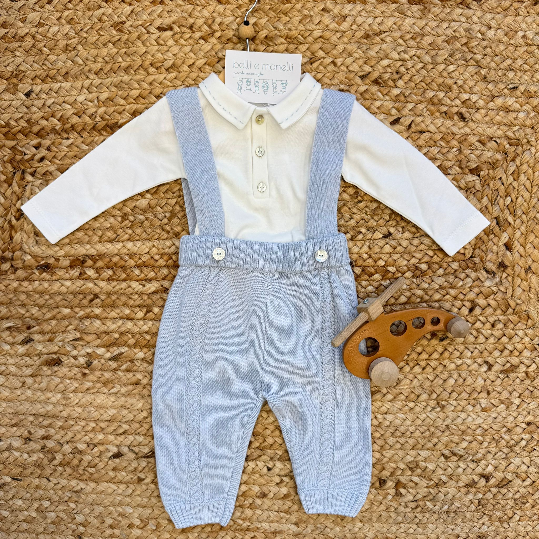 Tutina neonato azzurra con bretelle e camicia bianca a manica lunga