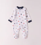 Tutina per neonato in cotone bianco con stampa macchinine colorate, colletto a contrasto e chiusura con bottoni a pressione, perfetta per la nascita.

