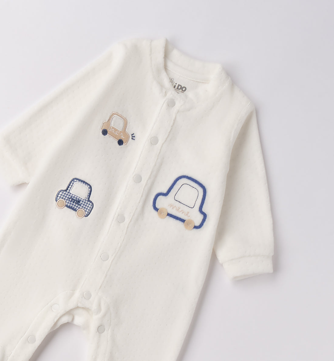 Tutina neonato in caldo cotone bianco piegata con ricamo macchinine