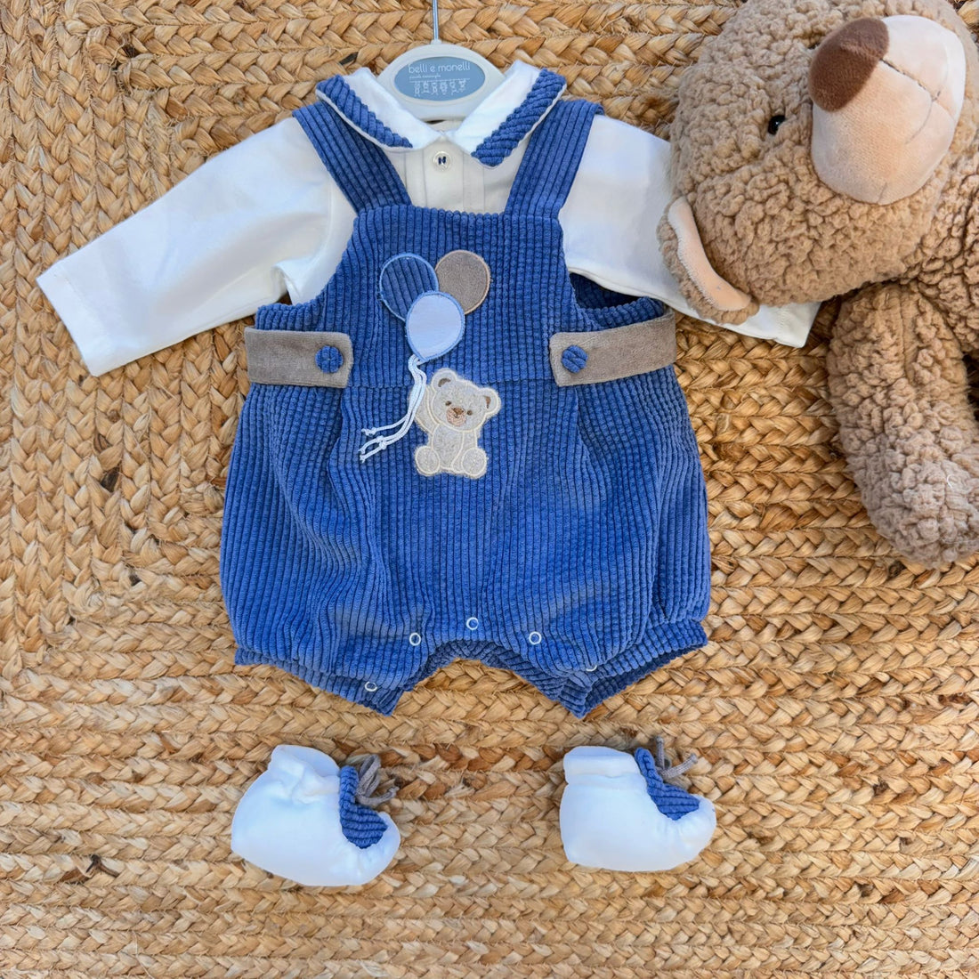 Tutina neonato in ciniglia panna e blu con ricamo orsetto e palloncini.