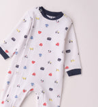 Retro della tutina per neonato in cotone, con stampa macchinine e dettagli a contrasto. Chiusura con bottoni a pressione.