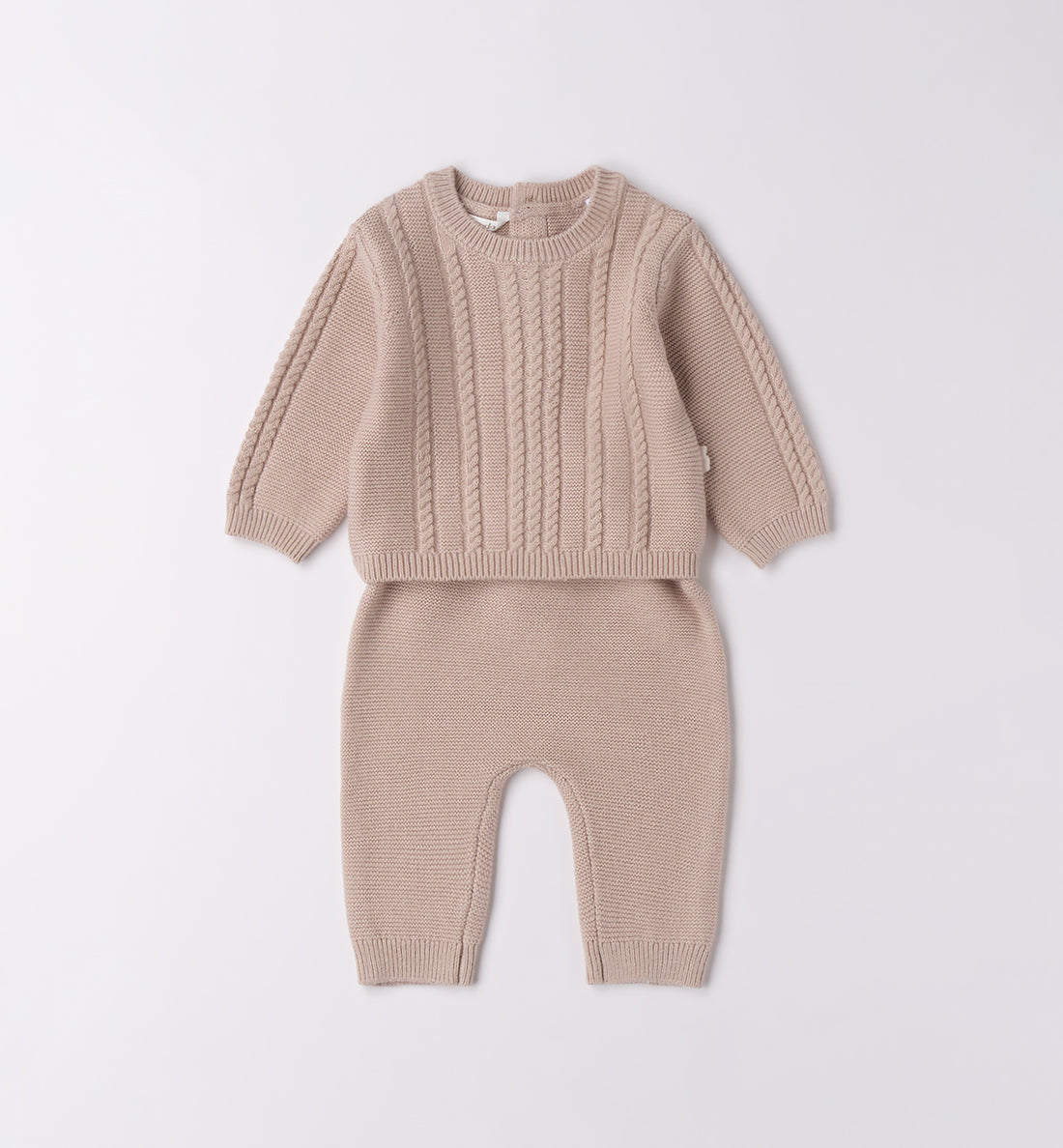 Tutina unisex baby shower in cotone e lana tortora, vista frontale.