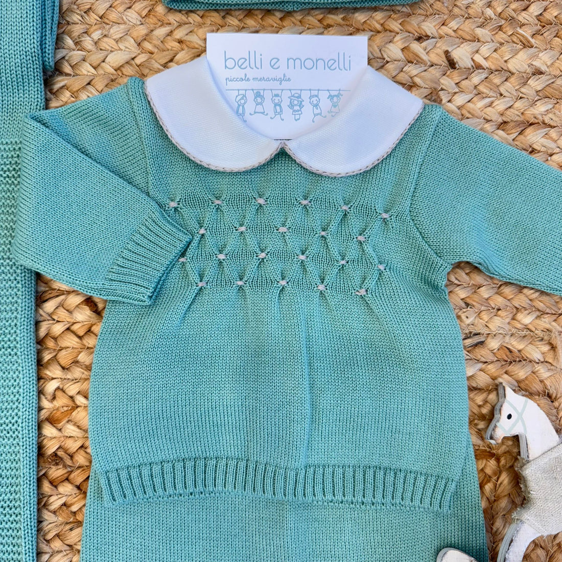 "Coordinato verde foglia per neonato in pura lana con ricamo nido d’ape e fiocco tortora – set nascita completo per uscita clinica