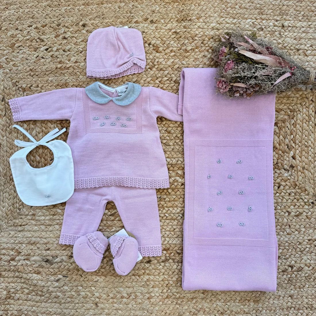 Uscita clinica neonata in lana e acrilico rosa con colletto grigio e ricami, completa di copertina, cappellino, bavetta e scarpine