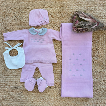 Uscita clinica neonata in lana e acrilico rosa con colletto grigio e ricami, completa di copertina, cappellino, bavetta e scarpine
