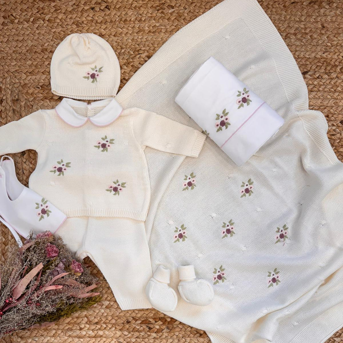 Uscita clinica neonata misto lana con fiori ricamati
