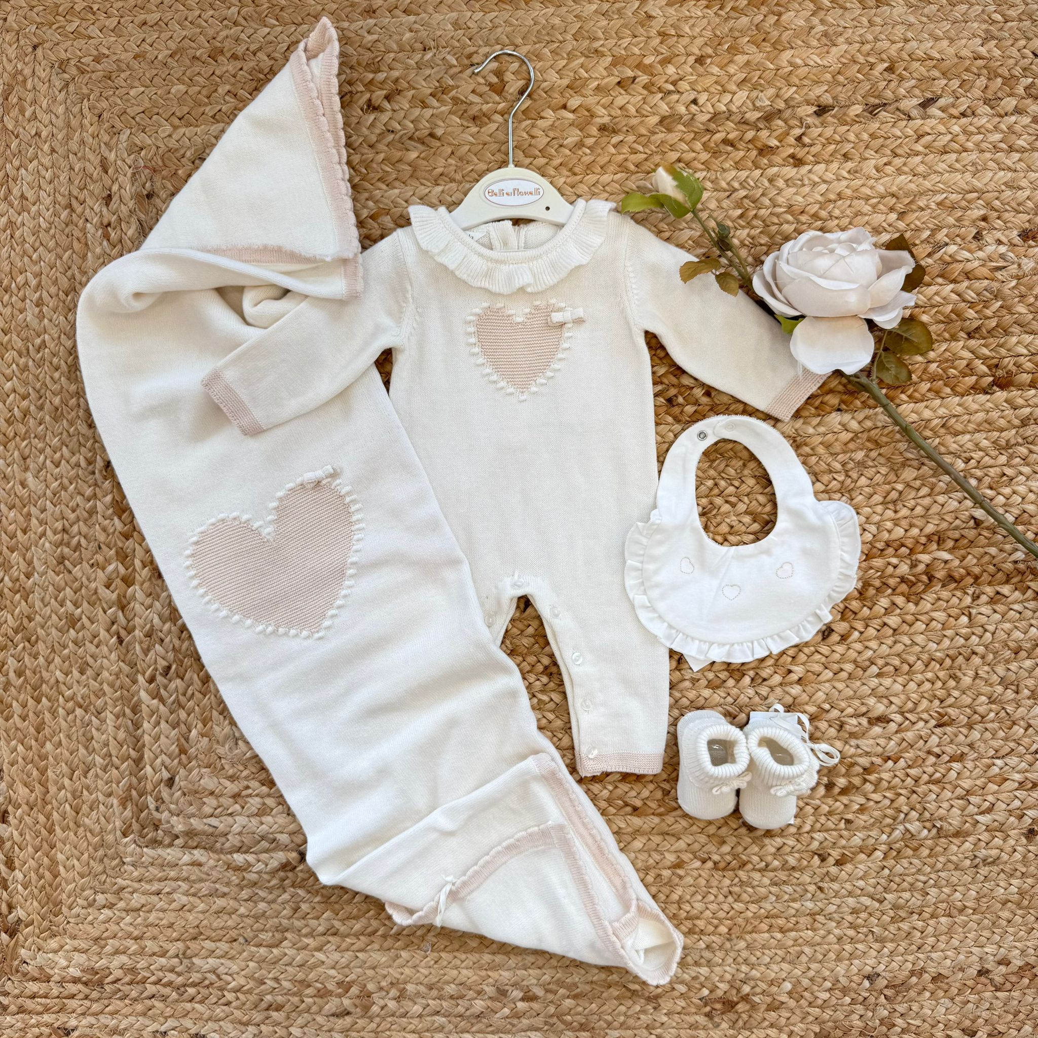 Uscita clinica neonata panna con tutina, copertina, bavetta e scarpine