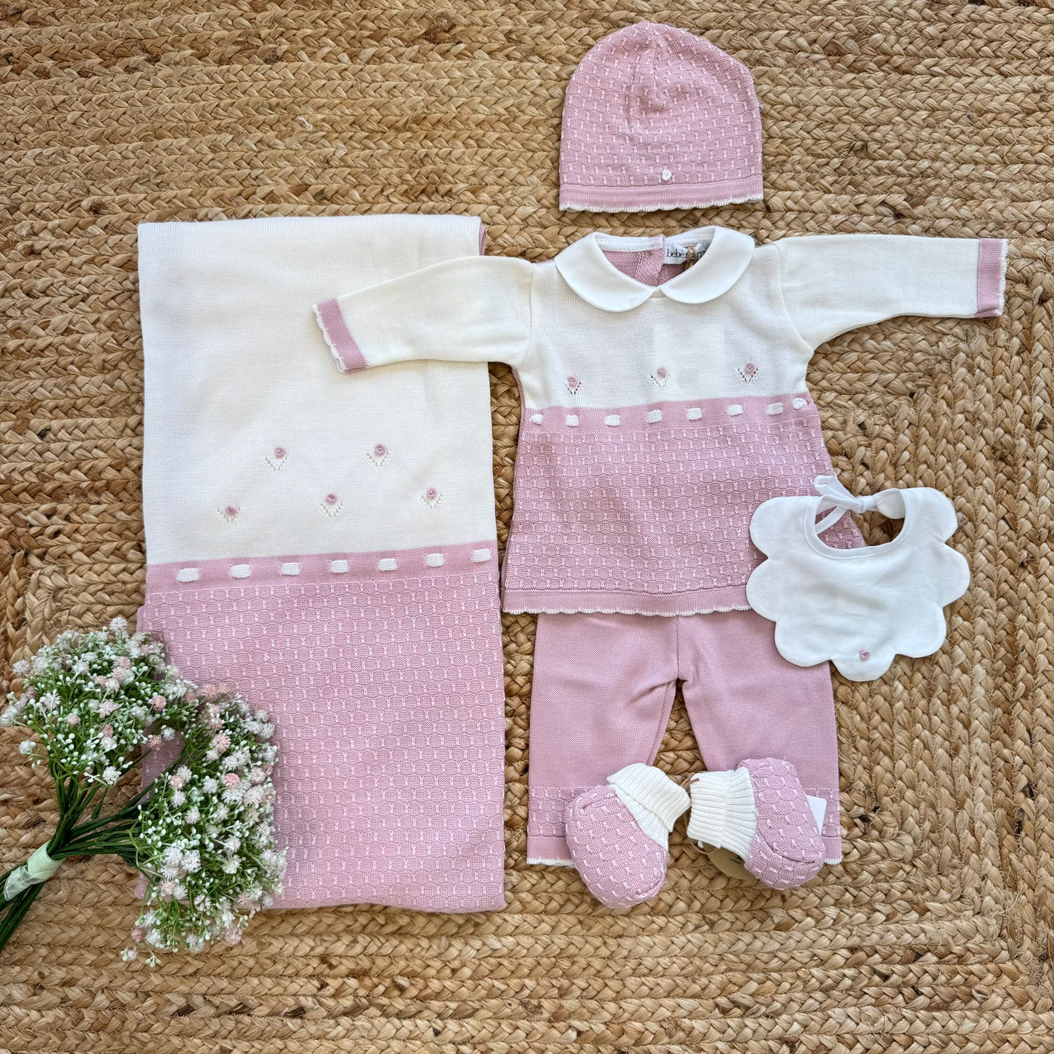 Uscita clinica neonata rosa e panna in lana e acrilico con coordinato completo