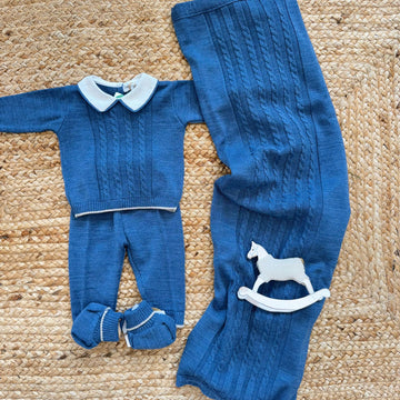 Uscita clinica neonato blu in lana e acrilico con maglia, pantalone, copertina e scarpine coordinate