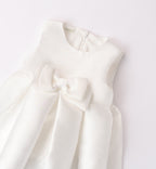 Vestito bianco per battesimo e cerimonia con dettagli romantici e fiocco in vita.