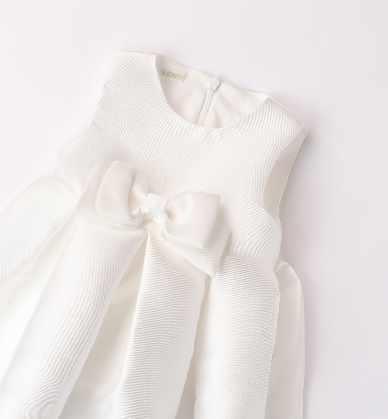 Vestito bianco per battesimo e cerimonia con dettagli romantici e fiocco in vita.