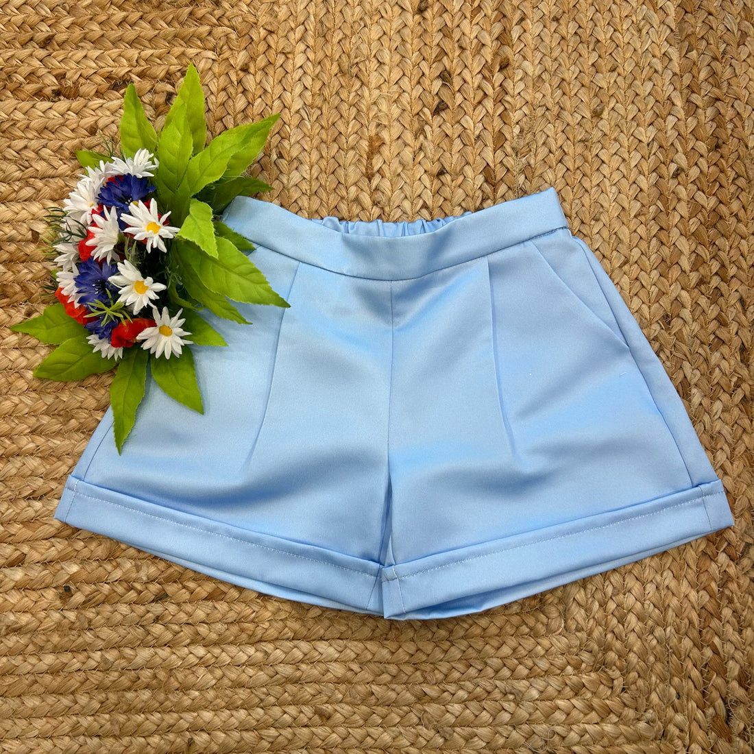 Perfetto per occasioni casual chic, eventi estivi o uscite eleganti, mantenendo praticità e freschezza.
