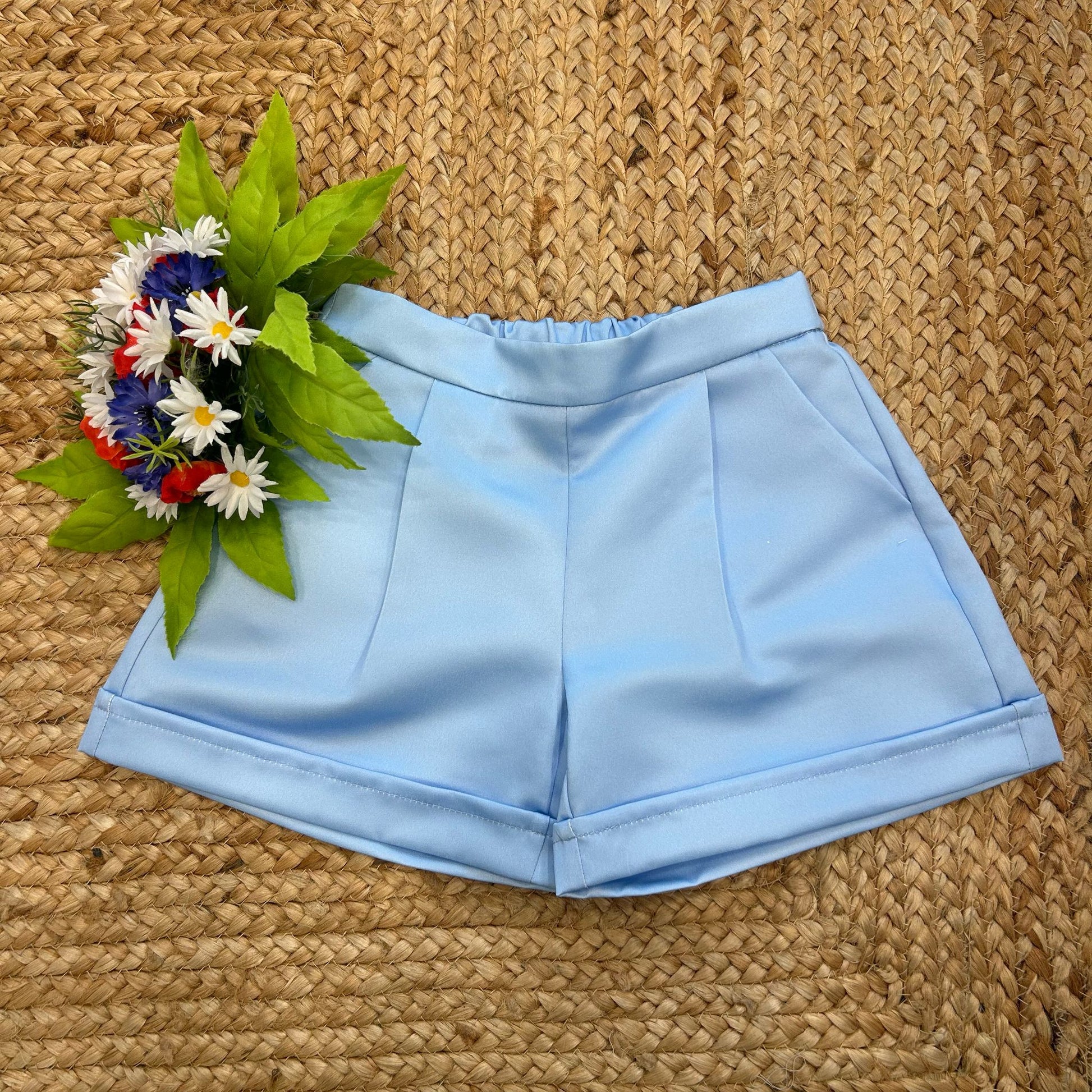 Perfetto per occasioni casual chic, eventi estivi o uscite eleganti, mantenendo praticità e freschezza.