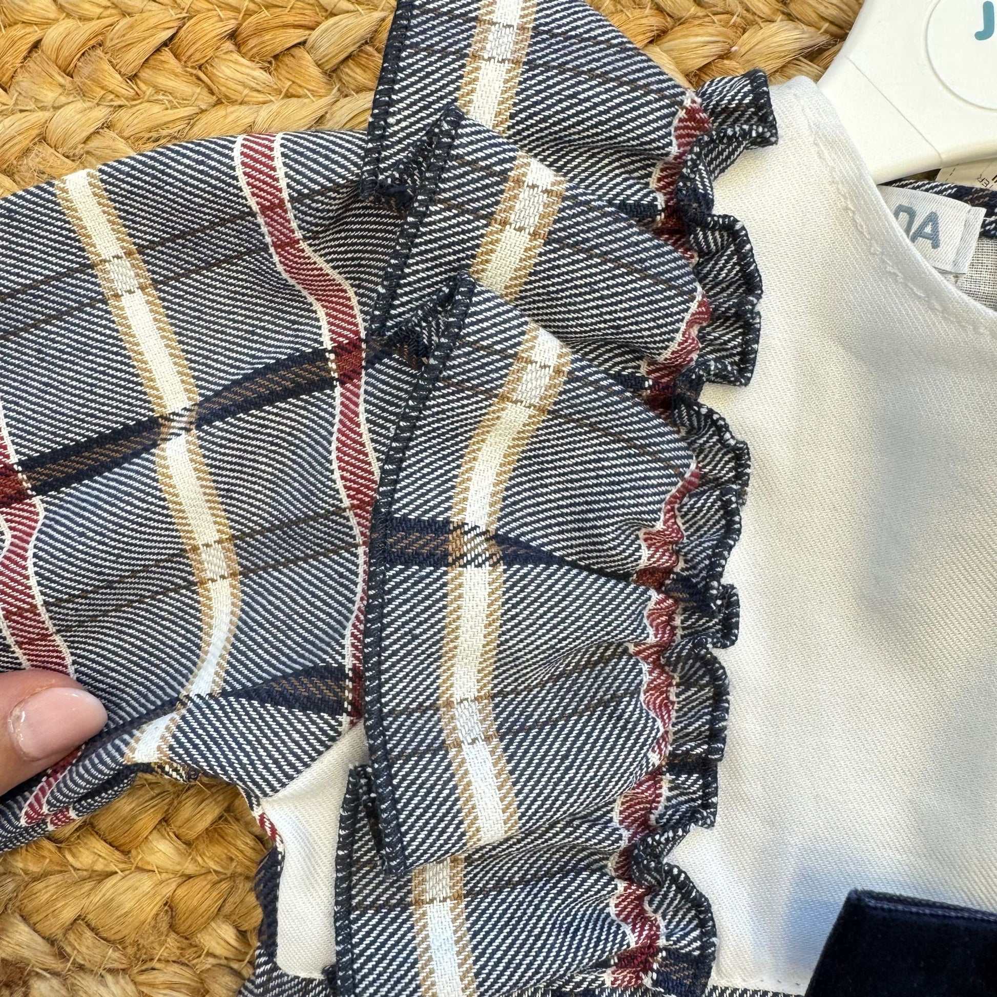 Volant decorativi in tessuto a quadri sul corpetto