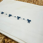 Lenzuola in cotone con ricamo fiocchi blu cobalto