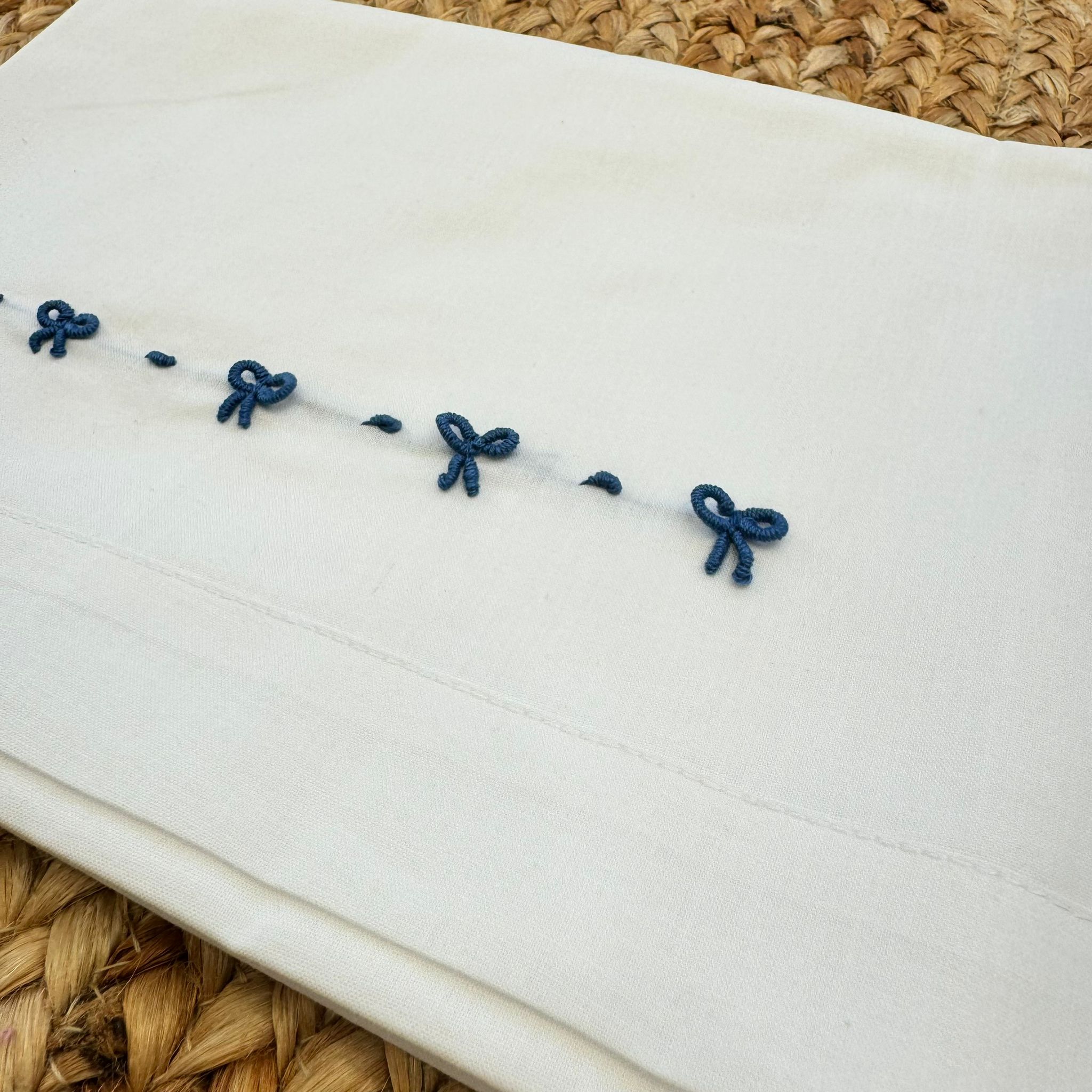 Lenzuola in cotone con ricamo fiocchi blu cobalto