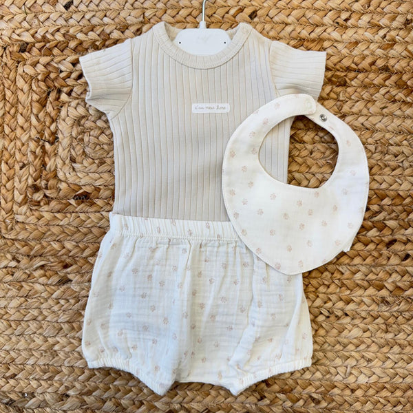 Completo 3 pezzi neonato/a in cotone con body, shorts e bavetta