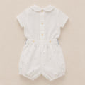 Completo battesimo bimbo bianco e celeste con colletto arrotondato e pantaloncino ricamato elegante.