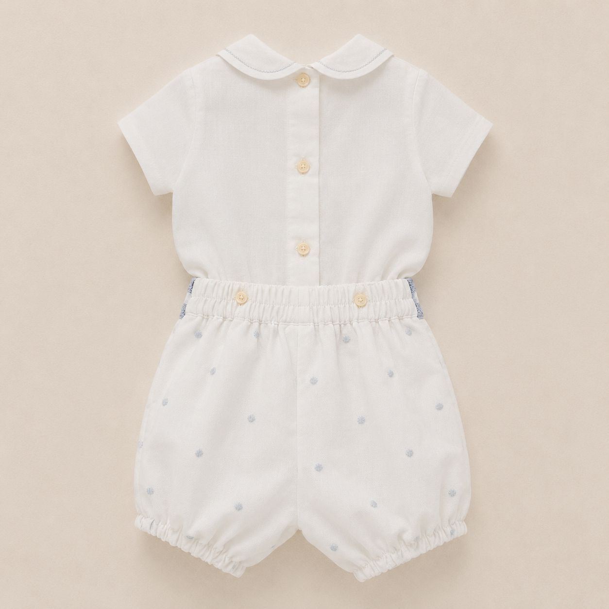 Completo battesimo bimbo bianco e celeste con colletto arrotondato e pantaloncino ricamato elegante.
