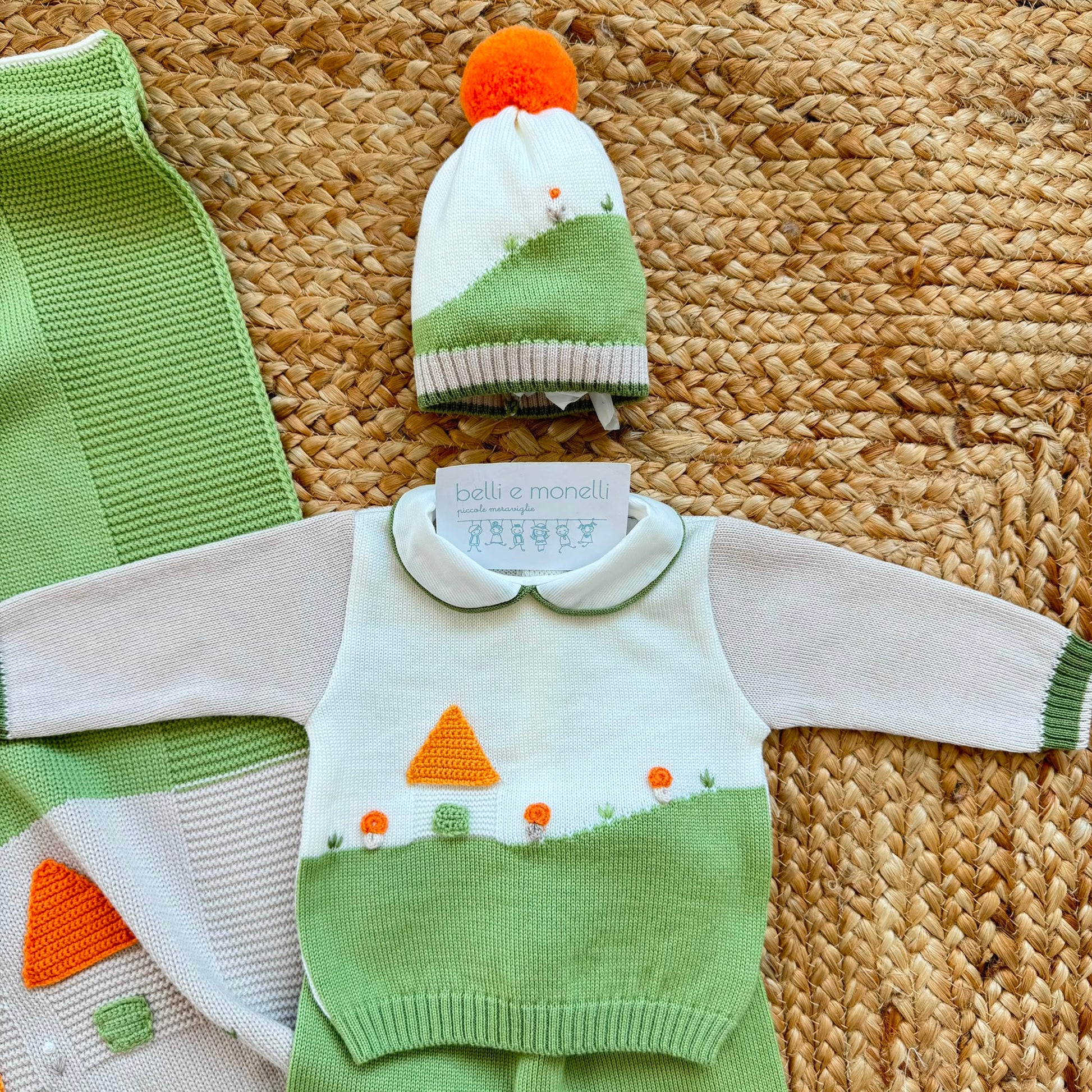 Uscita clinica neonato in pura lana latte pistacchio salvia e beige.