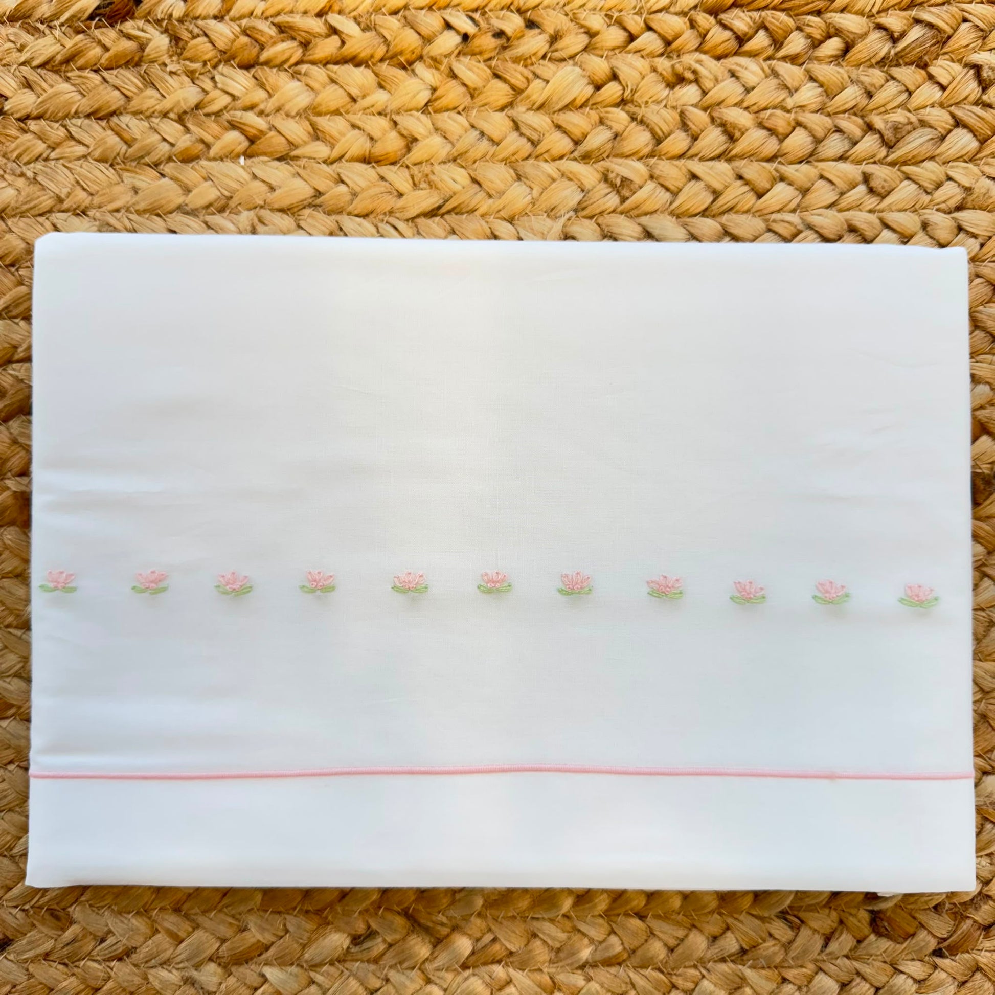 Lenzuola baby culla in cotone batista bianco con ricamo floreale rosa per corredino nascita bimba