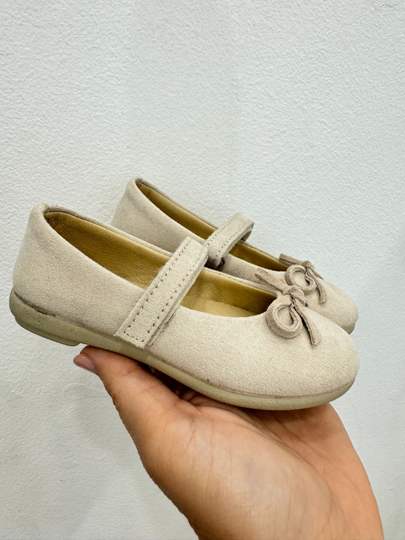 Ballerine in velluto beige con fiocchetto