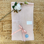 Copertina rosa neonata in maglia con fiocco