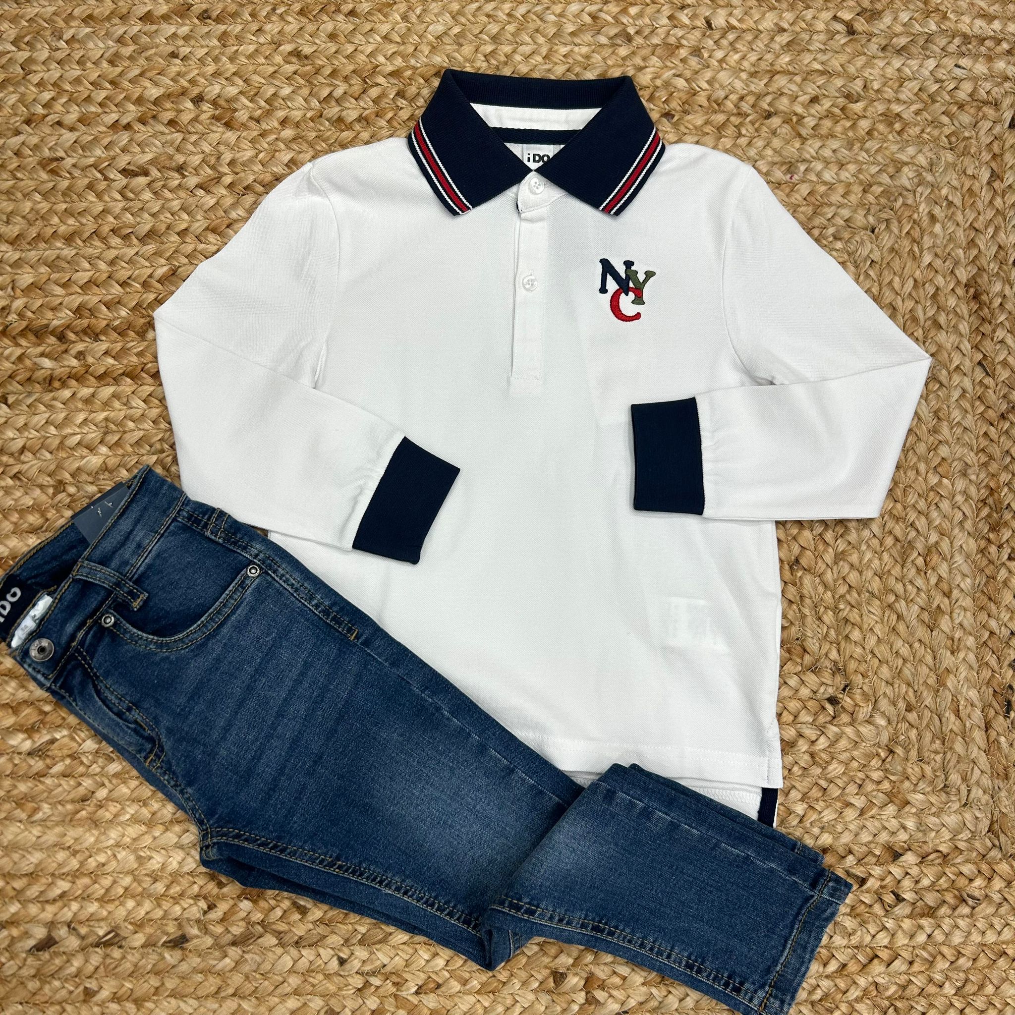 Polo bimbo bianca con jeans blu
