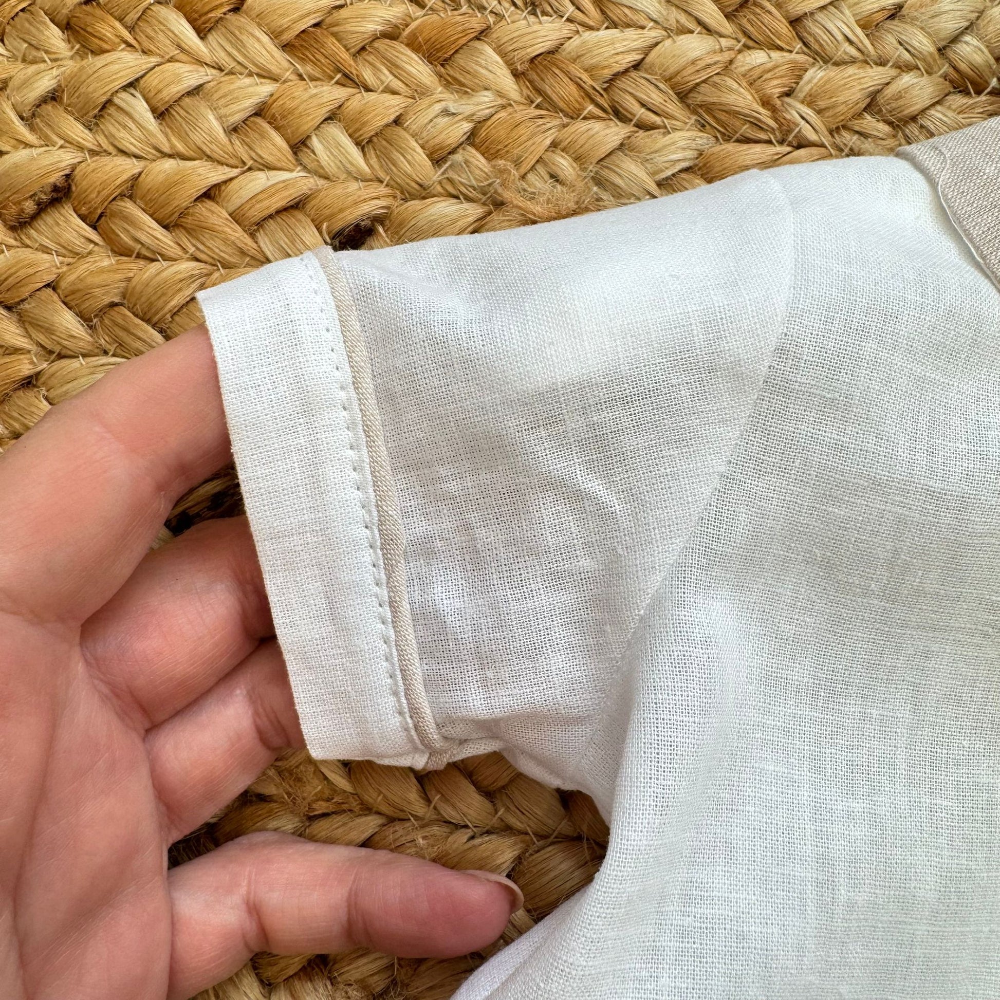 Vista posteriore del pagliaccetto neonato con chiusura a bottoni.