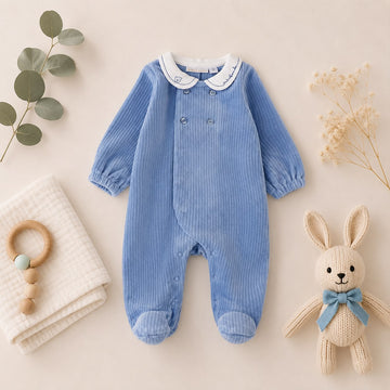Tutina neonato in ciniglia azzurra con colletto ricamato