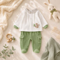 Completo nascita neonato in ciniglia verde e panna con pantalone con piedini e dettagli fantasia coordinati.