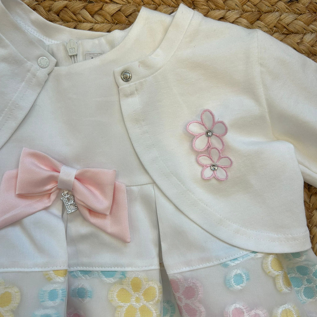 Abito bambina con giacchina bianca, fiocco rosa e fiori ricamati pastello