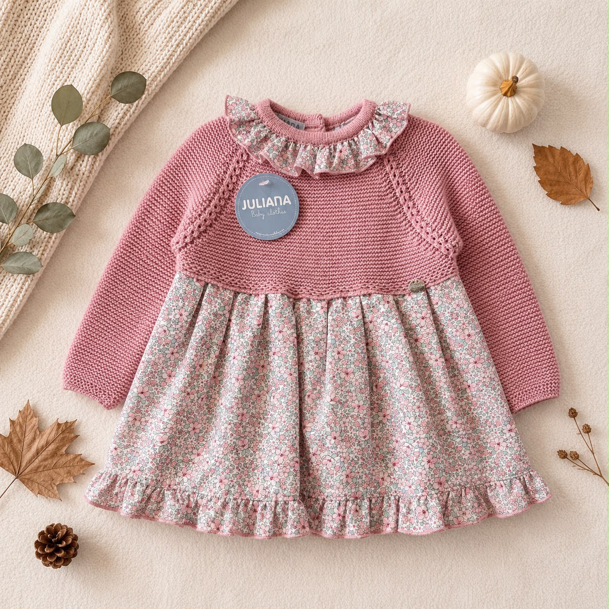 Abitino bimba rosa con culotte coordinata, corpetto in maglia e gonna floreale elegante.