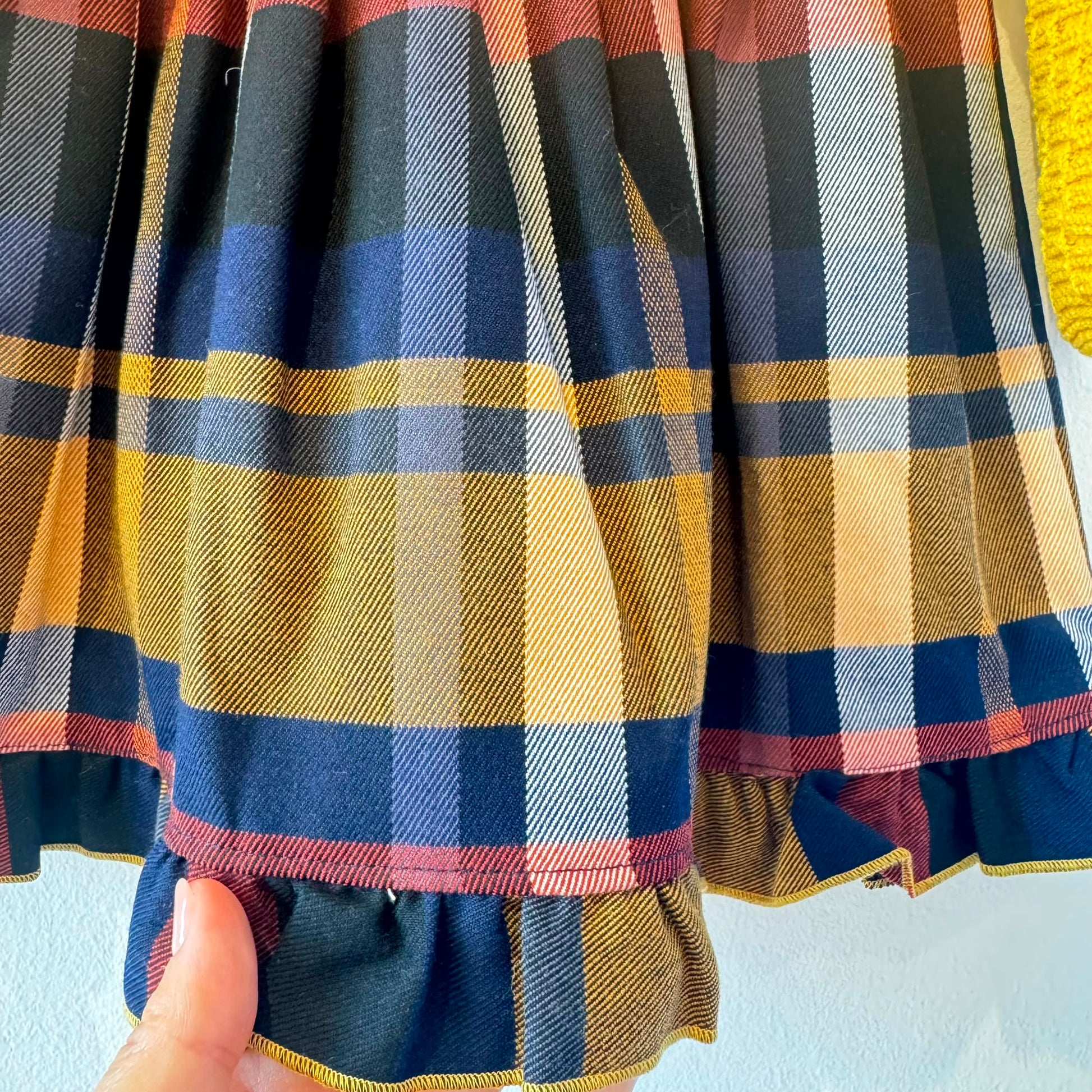 Abitino bimba senape con gonna scozzese tartan e colletto bianco ricamato.