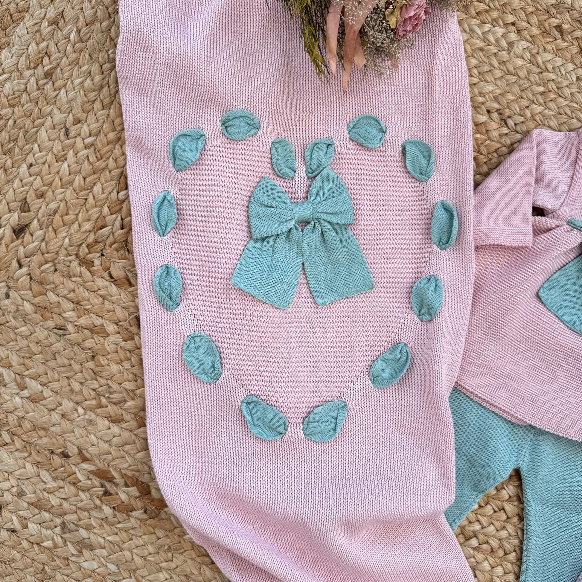 dettaglio fiocco su abitino neonata in filo di cotone