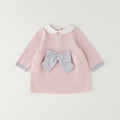 Vestitino neonata rosa in cotone e lana con dettagli grigi, colletto bianco e chiusura posteriore con bottoni.